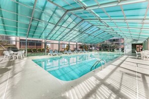 Una piscina cubierta, una piscina al aire libre