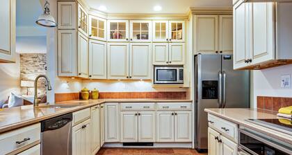 Historical | Lake Access | Near Wineries