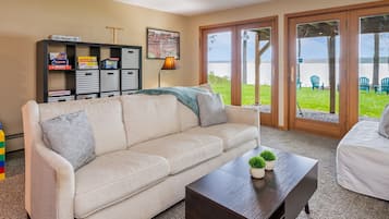 Een televisie, een open haard, videogames en boeken