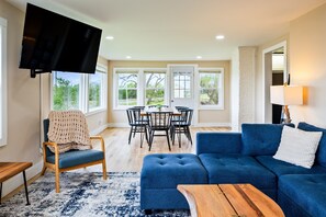 Smart TV, books - Vineyard & Lake Views | Newly Remodeled | Pet Friendly (Starkey)