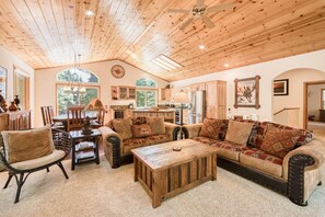 Smart TV, caminetto, videogiochi, tavolo da calcetto