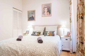 2 Schlafzimmer, Schreibtisch, Bügeleisen/Bügelbrett, Reisekinderbett
