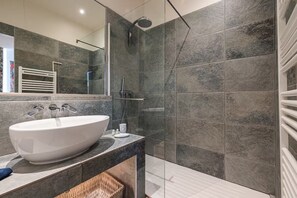 Dusche, Haartrockner, Handtücher, Seife