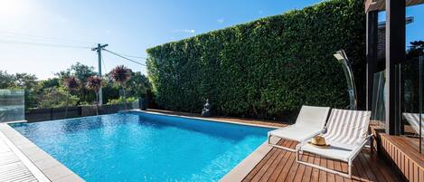 حمّام سباحة مُدفَّأ