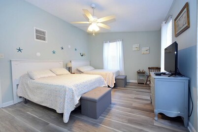 Beautiful Cottage - Sleeps 8  -Bayside