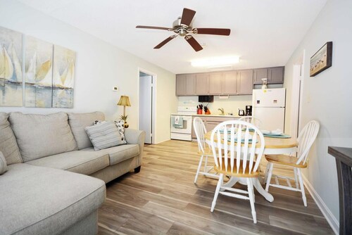 Beautiful Cottage - Sleeps 8  -Bayside