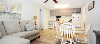Beautiful Cottage - Sleeps 8 -Bayside