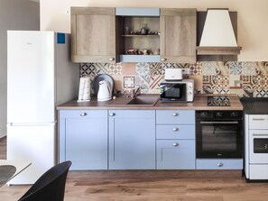 Fridge, microwave, dishwasher, cookware/dishes/utensils