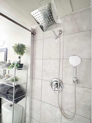 Condo urbano, cozinha, vista para o pátio | Banheiro | Chuveiro, chuveiro com efeito de chuva, secador de cabelo 