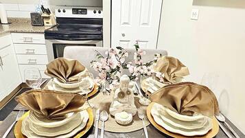 City Condo, Kitchen, Courtyard View | In-room dining