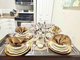 City Condo, Kitchen, Courtyard View | In-room dining