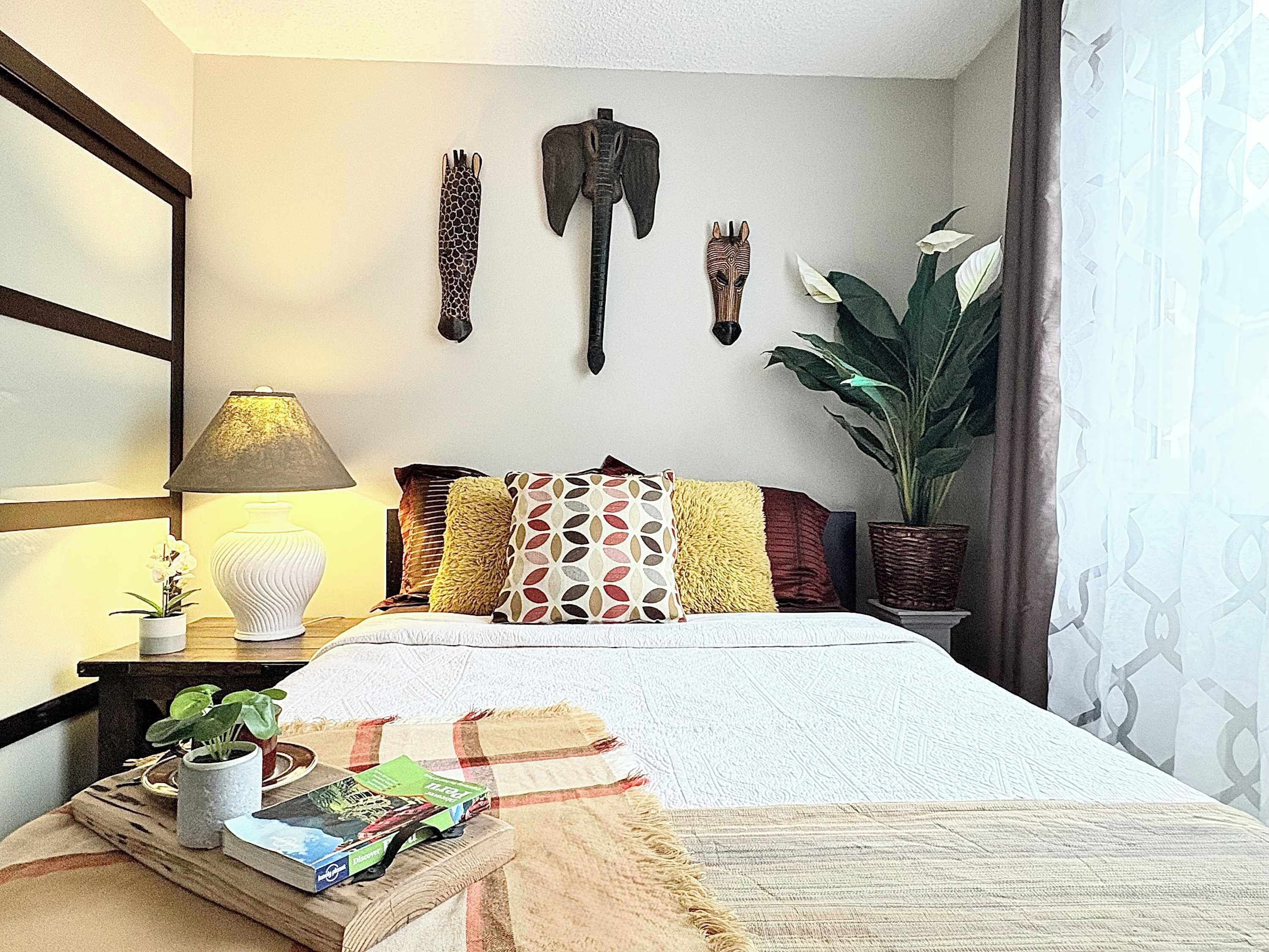 Condo urbano, cocina, vista al patio | Ropa de cama hipoalergénica y camas Tempur-Pedic 