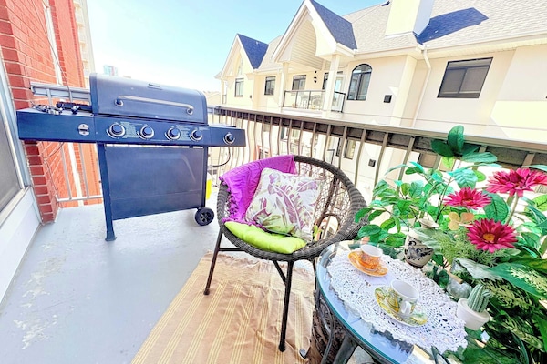City Condo, Kitchen, Courtyard View | Balcony