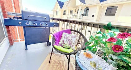 Stylish Downtown Condo near Rogers Place | Parking, Gym, Balcony & Kitchen