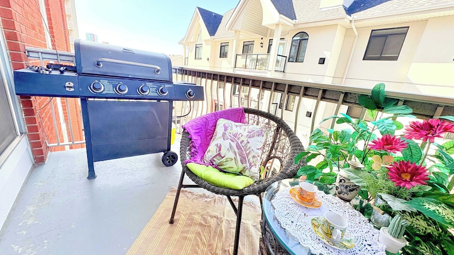 Stylish Downtown Condo near Rogers Place | Parking, Gym, Balcony & Kitchen