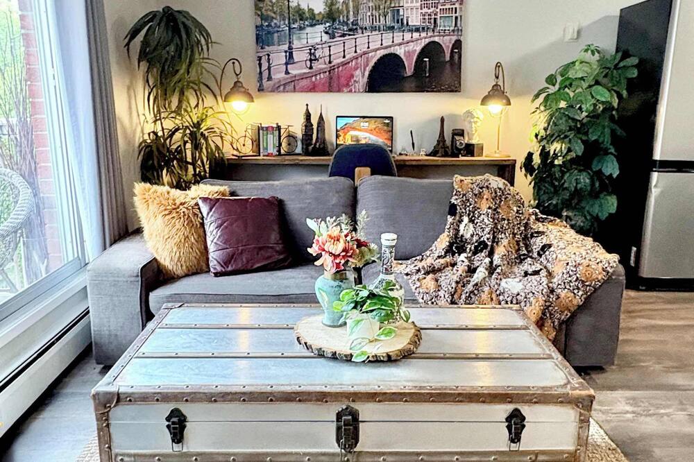 Stylish Downtown Condo near Rogers Place l Parking, Pool, Gym, Balcony & Kitchen