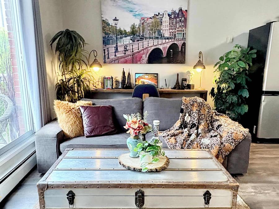 Kondominium Kota, dapur, pemandangan halaman | Area keluarga | Smart TV 55-inci dengan saluran TV kabel, perapian, dan tablet