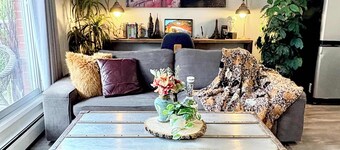 Stylish Downtown Condo near Rogers Place | Parking, Gym, Balcony & Kitchen