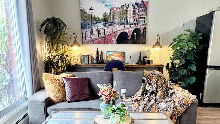 Stylish Downtown Condo near Rogers Place l Parking, Pool, Gym, Balcony & Kitchen