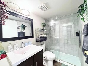 City Condo, Kitchen, Courtyard View | Bathroom - Stylish Downtown Condo near Rogers Place l Parking, Pool, Gym, Balcony & Kitchen (Edmonton)