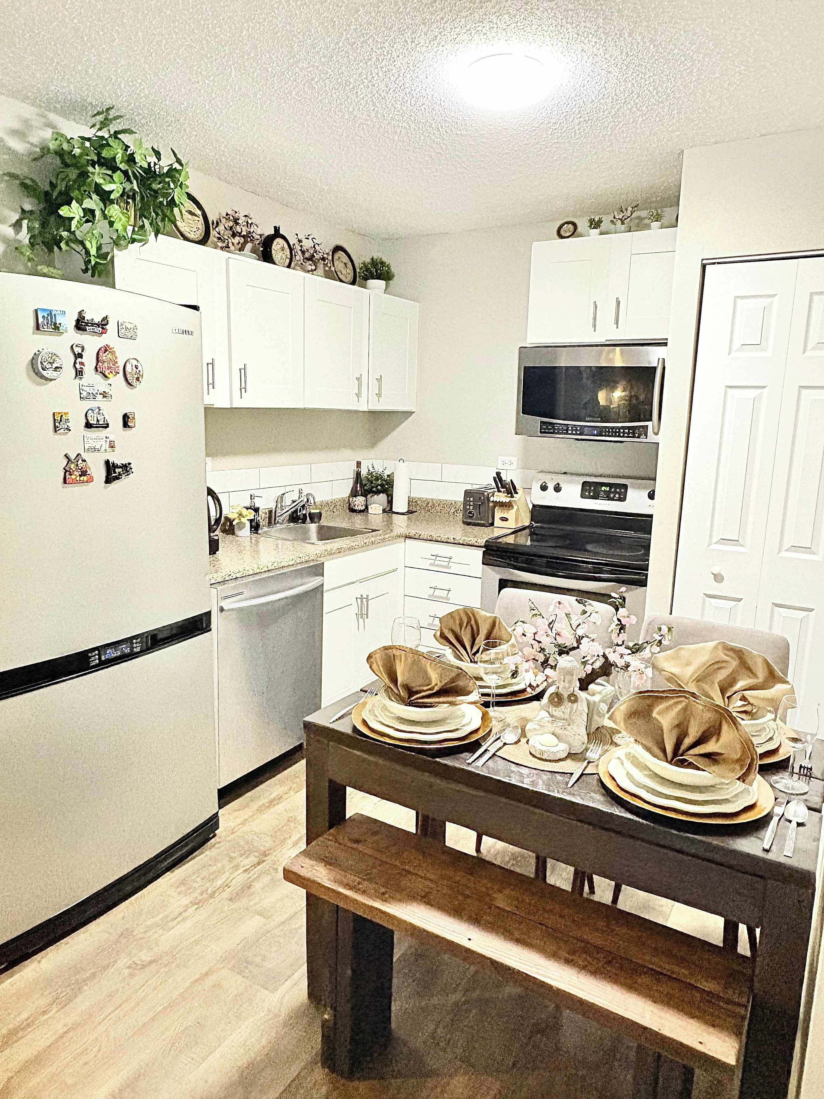 City Condo, Kitchen, Courtyard View | In-room dining