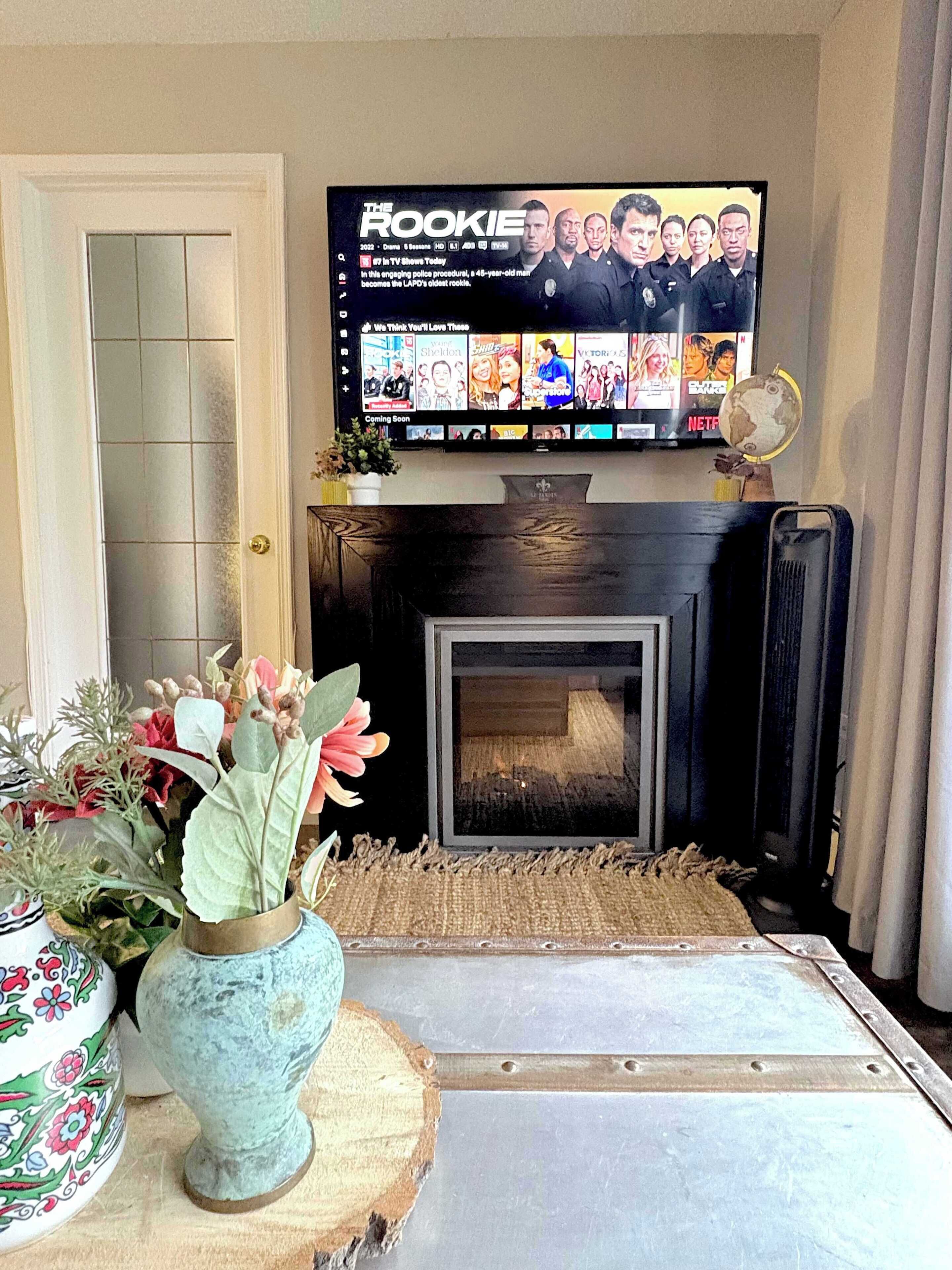 Appartamento City, cucina, vista cortile | Area soggiorno | Smart TV 55 pollici con canali via cavo, caminetto, tablet