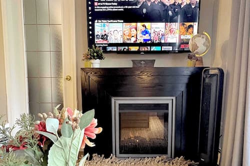 Condo urbano, cocina, vista al patio | Área de sala de estar | Smart TV de 55 pulgadas con canales por cable, chimenea y tablet