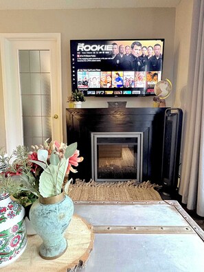 シティ コンドミニアム キッチン コートヤードビュー | リビング エリア | 55 インチのスマートテレビ (ケーブル放送視聴可)、暖炉、タブレット