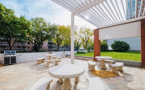 Exterior - Stylish Downtown Condo near Rogers Place l Parking, Pool, Gym, Balcony & Kitchen (Edmonton)