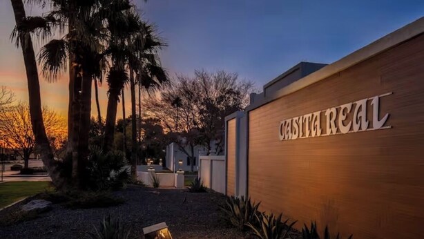 Un bâtiment moderne avec une enseigne sur laquelle on peut lire « CASITA REAL ».