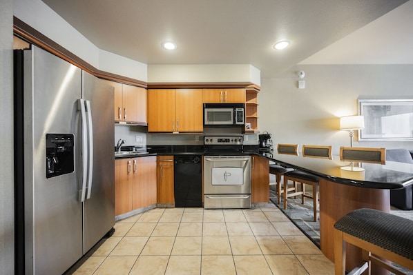 Kühlschrank, Mikrowelle, Ofen, Herdplatte