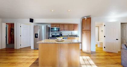 Charming 2-bedroom suite and Private Home Theater 7.2 dolby