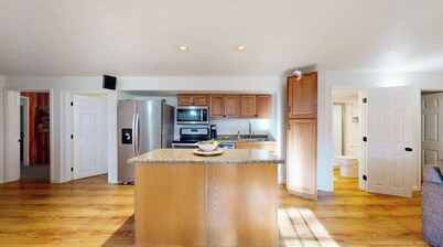 Charming 2-bedroom suite and Private Home Theater 7.2 dolby