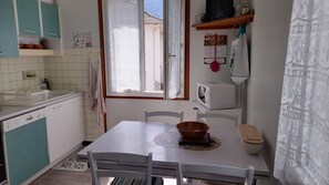 Dining - Maison Cazaux – Apartment for 2 to 4 Guests, Spa-Goers, Mountain View, Shared Garden & Wi-Fi (Esterre)