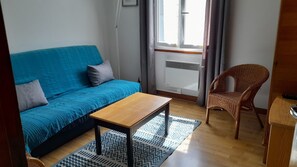 TV - Maison Cazaux – Apartment for 2 to 4 Guests, Spa-Goers, Mountain View, Shared Garden & Wi-Fi (Esterre)