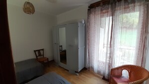 1 bedroom, iron/ironing board, free WiFi - Maison Cazaux – Apartment for 2 to 4 Guests, Spa-Goers, Mountain View, Shared Garden & Wi-Fi (Esterre)