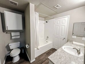 Hair dryer, towels, soap, shampoo - Sleepover | Wonderful 1BD/1BA+ Gym- Corpus Christi (Corpus Christi)