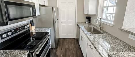 Frigorífico, microondas, horno y placa de cocina