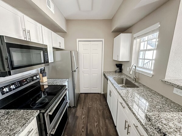 Kjøleskap, mikrobølgeovn, ovn og kokeplater