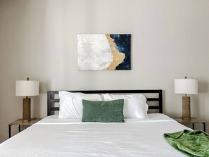 Escritorio, tabla de planchar con plancha, wifi gratis y ropa de cama