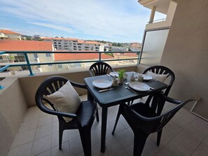 Outdoor dining - Nice apartment for 4 guests with A/C, pool, WIFI, TV and terrace (Vallauris)