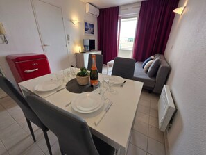 Interior - Nice apartment for 4 guests with A/C, pool, WIFI, TV and terrace (Vallauris)
