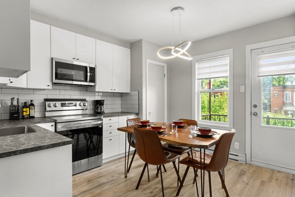 Fridge, microwave, oven, stovetop - Star Pop Art | Chic & vibrant 1 BR FREE PARKING (Montreal)