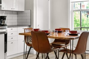 Fridge, microwave, oven, stovetop - Star Pop Art | Chic & vibrant - 1 Bdr (Montreal)