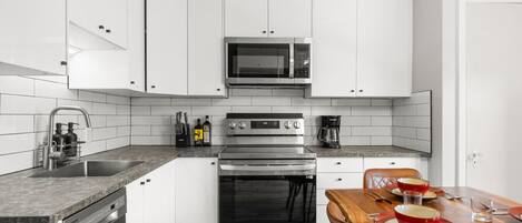 Frigorífic, microones, forn i placa de cuina