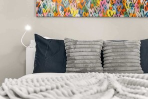 1 bedroom, iron/ironing board, travel cot, WiFi - Star Pop Art | Chic & vibrant - 1 Bdr (Montreal)