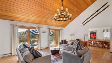 電視、壁爐、電子遊戲、足球機