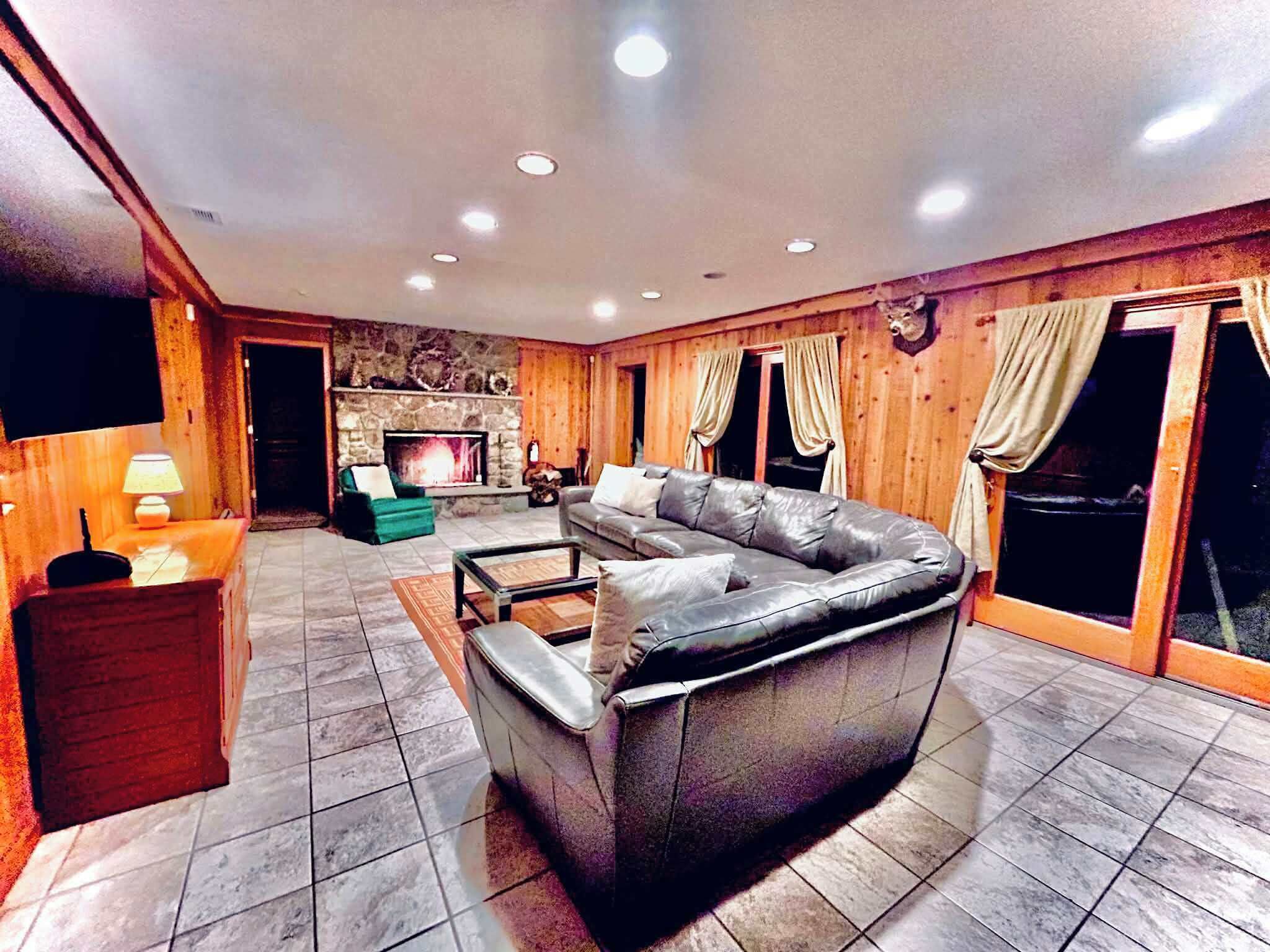 Télévision, cheminée, jeux vidéo, baby-foot