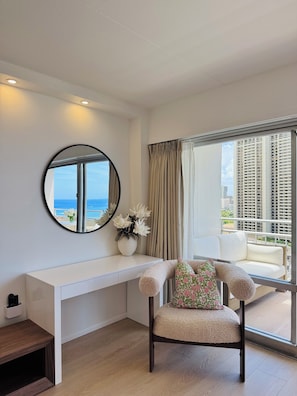 TV - Beachfront Home with Fireworks every Friday (Car Available) (Honolulu)