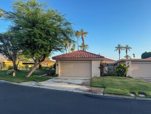 Property grounds - Live "large" within the gates of Sunrise Country Club... (Rancho Mirage)